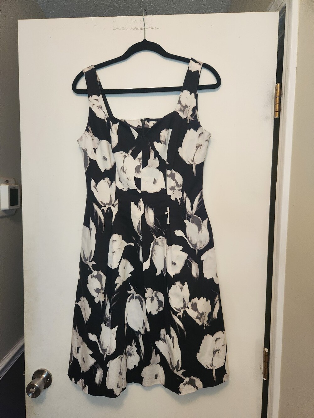 White House Black Market Black & White Floral Fit-and-Flare Dress Size 6